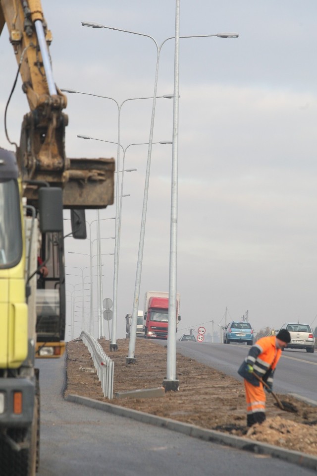 Kierowcy podróżujący ulicą Ściegiennego są oburzeni tym, że lampy oświetleniowe są bardzo krzywo zamontowane.