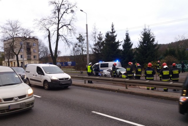 W środę, 14 listopada doszło do poważnego wypadku na al. Zwycięstwa w Gdyni. Kierowca stracił kontrolę nad pojazdem, które następnie odbiło się od drzewa.