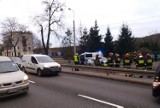 Poważny wypadek w Gdyni. Auto wjechało w drzewo na al. Zwycięstwa