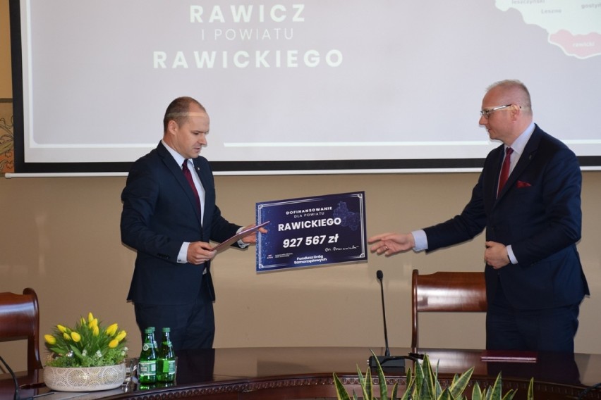 Rawicz. Gmina i powiat podpisały umowy na dofinansowanie z Funduszu Dróg Samorządowych remontów tras w gminie Rawicz i Bojanowo [ZDJĘCIA]