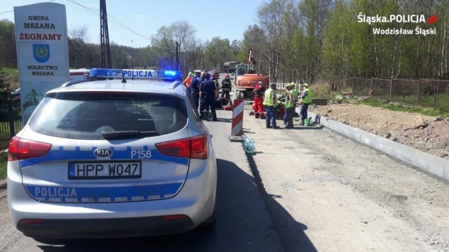 Na remontowanym odcinku ulicy Turskiej w Mszanie doszło do wypadku. Koparka najechała na pracownika