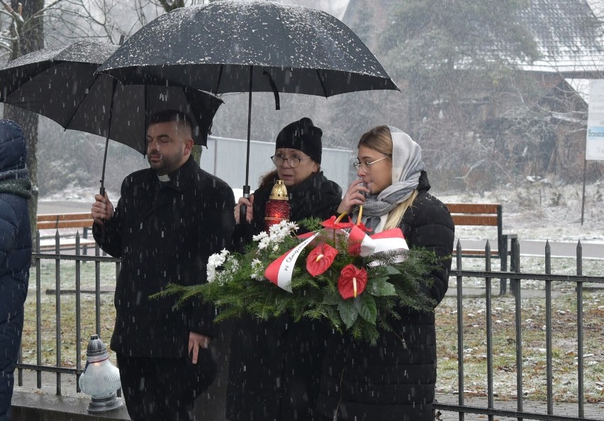 Na cmentarzu w Brzeszczach oddano hołd ofiarom ewakuacji przez Niemców obozu Auschwitz. Marsze śmierci pochłonęły tysiące istnień. Zdjęcia