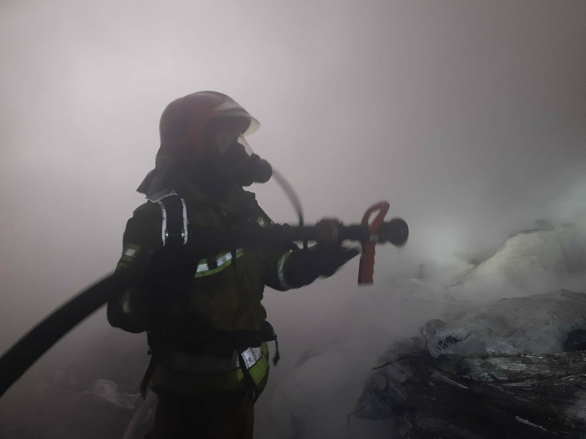 Pożar hali magazynowej w Janowie Lubelskim. Akcja gaśnicza trwała 7 godzin