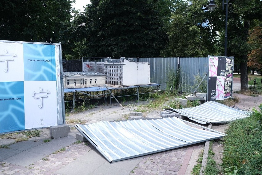 Park Miniatur w centrum Warszawy zniszczony. Nie wiadomo co dalej z historyczną wystawą. "Od 7 lat miasto nas całkowicie ignoruje"