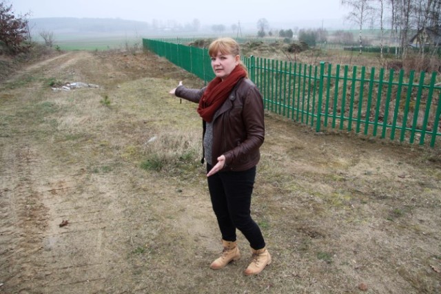 Elżbieta Treder proponuje, aby chodnik poprowadzić przez tereny znajdujące się daleko od ruchliwej drogi.