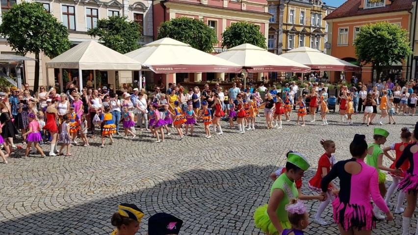 Leszczyńskie mażoretki w czasie pokazów na rynku w Lesznie