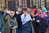 Akcja Sprzątania Świata 2022 w Wejherowie. Dzieci wraz z nauczycielami ze Szkoły Podstawowej nr 6 porządkowały miasto | ZDJĘCIA