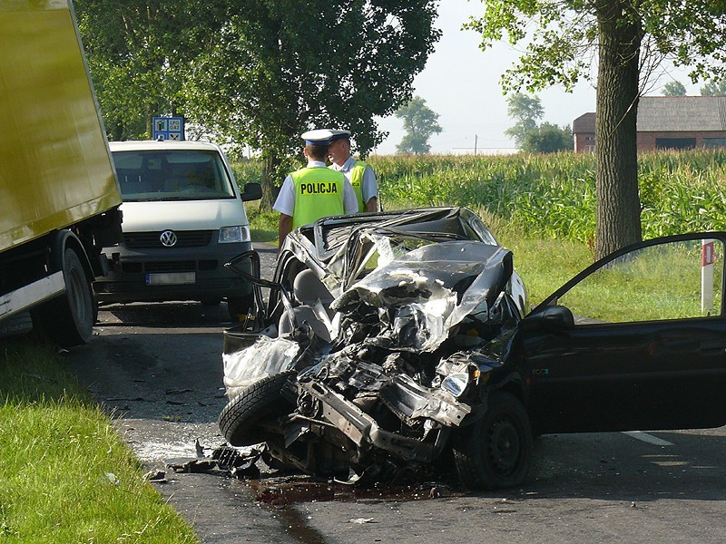 Śmiertelny wypadek w Łaszkowie pod Kaliszem. Zginęła 26-letnia kobieta. Film i zdjęcia