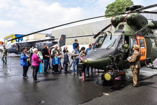 17 i 18 maja w Bydgoszczy odbyła się XII Międzynarodowa wystawa Air Fair. Drugi dzień wystawy (sobota) był dniem otwartym. Dla odwiedzających były przygotowane specjalne pokazy sprzętu i występy artystyczne. Zobacz zdjęcia z wydarzenia!

Flash Info #15
