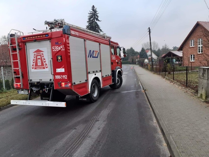 W Kobylance samochód uderzył w słup energetyczny