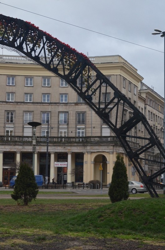 Tęcza na placu Zbawiciela znowu stanęła w ogniu.