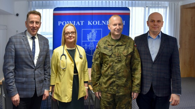 Na zdjęciu od lewej: starosta kolneński Tadeusz Klama, dr Renata Dorota Kmieć, mjr Andrzej Jarnutowski, wicestarosta kolneński Karol Pieloszczyk