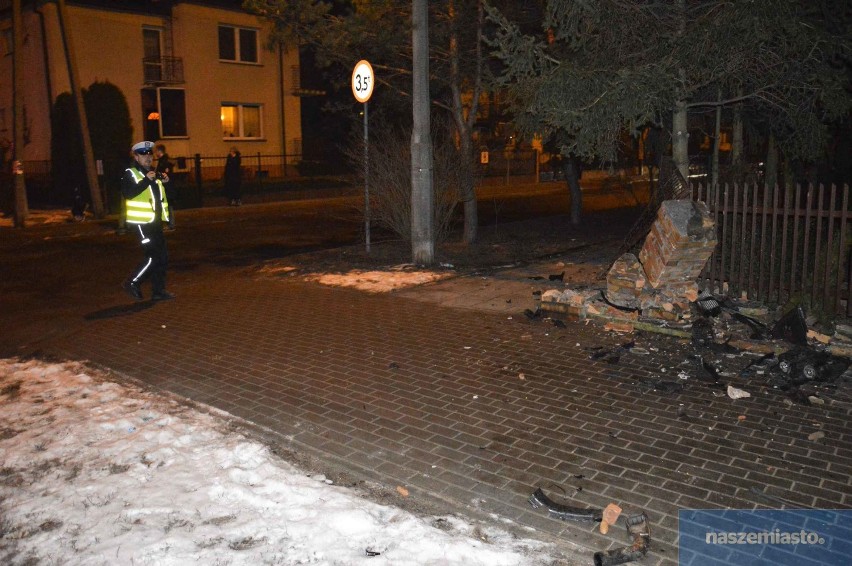 Wypadek na ul. Zbiegniewskiej we Włocławku. BMW wjechało w ogrodzenie [zdjęcia, wideo] 