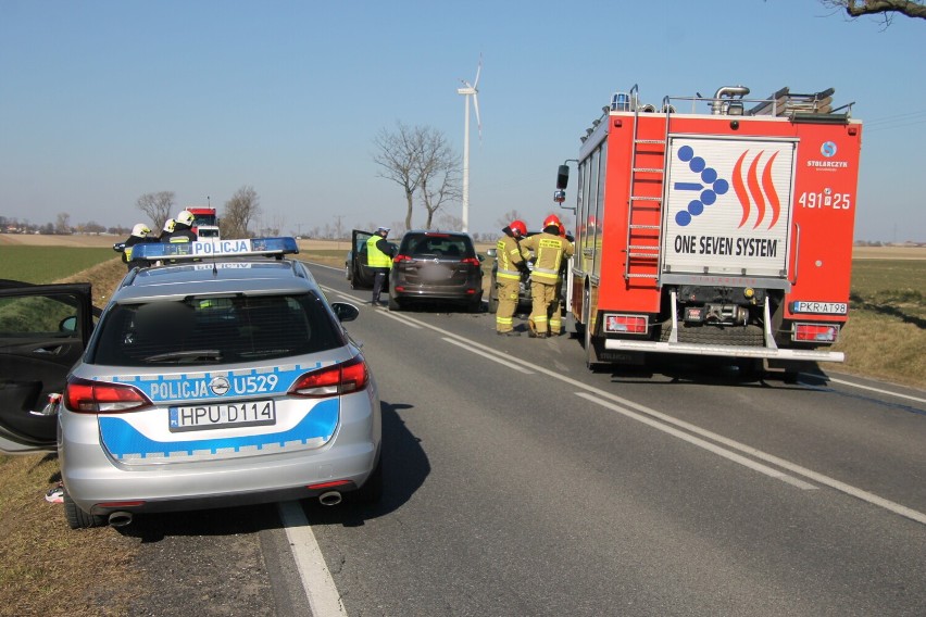 AKTUALIZACJA: Zderzenie dwóch samochodów na DK 15. Jedna osoba trafiła do szpitala. Sprawcę ukarano mandatem [ZDJĘCIA]