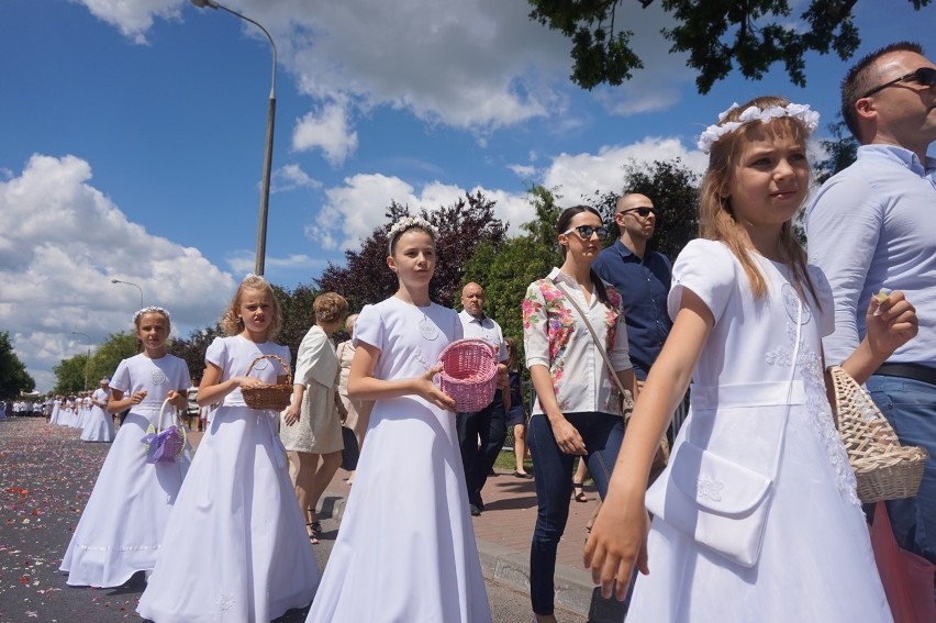 Kraśnik: Tłumy na procesji Bożego Ciała w dzielnicy fabrycznej miasta (ZDJĘCIA, WIDEO)