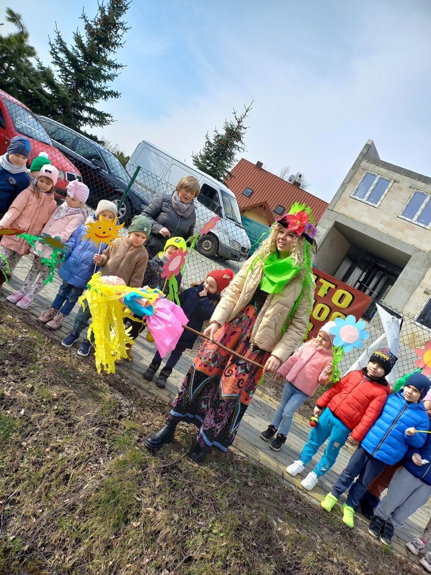 Przedszkolaki z Wierzbicy przywitały wiosnę i obchodziły też Dzień Kolorowej Skarpetki. Zobacz zdjęcia