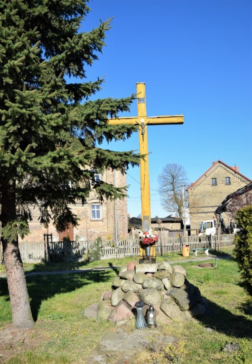 Zbąszyń: Historia krzyża postawionego pod osłoną nocy 28 lutego 1978 roku, u zbiegu ulicy Granicznej i Rejtana. Opis i zdjęcia  