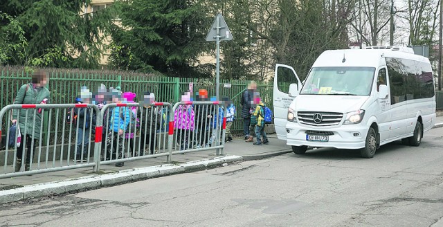 Pierwszoklasiści z podstawówki przy ul. Judyma 10 są dowożeni na lekcje do budynku przy ulicy Cechowej 57