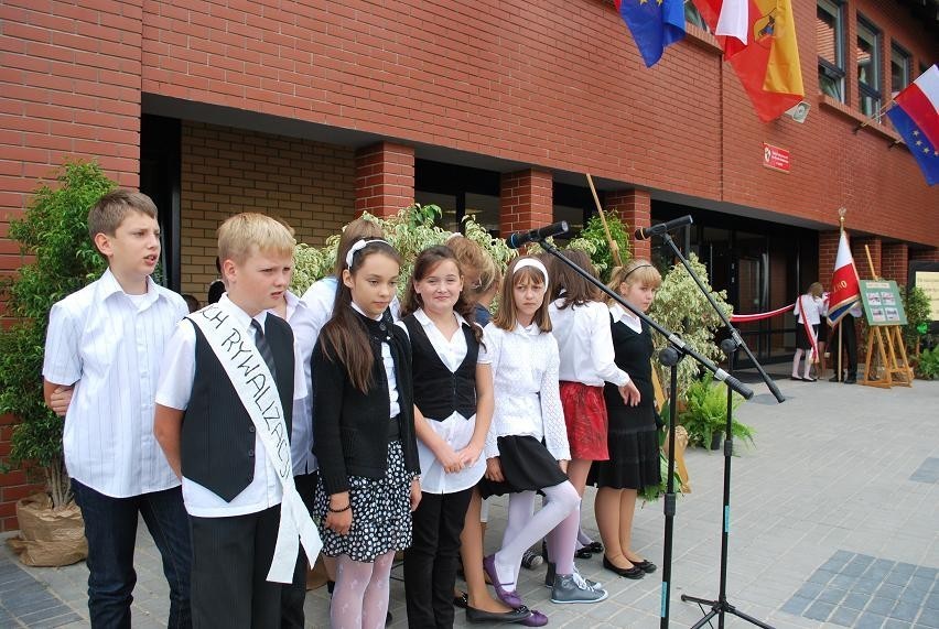 Leszno: rok szkolny zainaugurowali w nowej szkole w Gronowie [ZDJĘCIA]