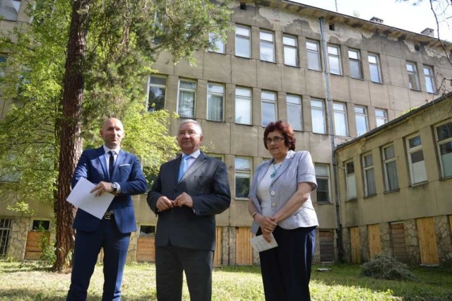 O planach dotyczących budynku starego szpitala mówili podczas konferencji Marcin Perz, prezes Specjalnej Strefy Ekonomicznej "Starachowice", poseł Krzysztof Lipiec oraz Danuta Krępa, szefowa Klubu PiS w Radzie Powiatu.