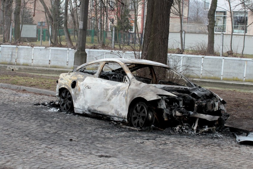 Pożar samochodu przy ul. Dobrej w Gdańsku. Auto spłonęło doszczętnie [ZDJĘCIA]