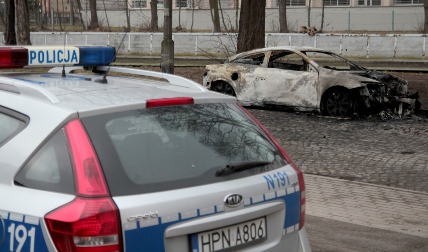 Pożar samochodu przy ul. Dobrej w Gdańsku. Auto spłonęło doszczętnie [ZDJĘCIA]