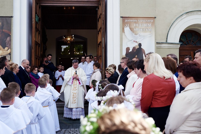 W niedzielę Pierwsza Komunia Święta w parafii Najświętszego Zbawiciela w Pleszewie. Jak wyglądała przed rokiem?