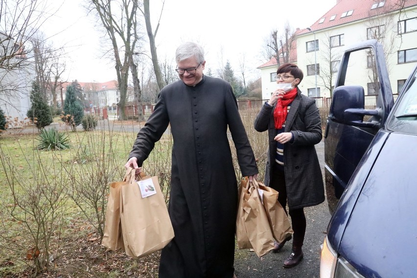 600 paczek z okazji Dnia Babci i Dziadka w Legnicy