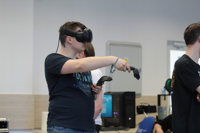 Studenci PRz wzięli udział w pierwszych na uczelni zajęciach w wirtualnej rzeczywistości!
