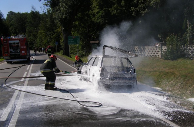 Pożar volkswagena golfa na ulicy Głowackiego w Malborku.
