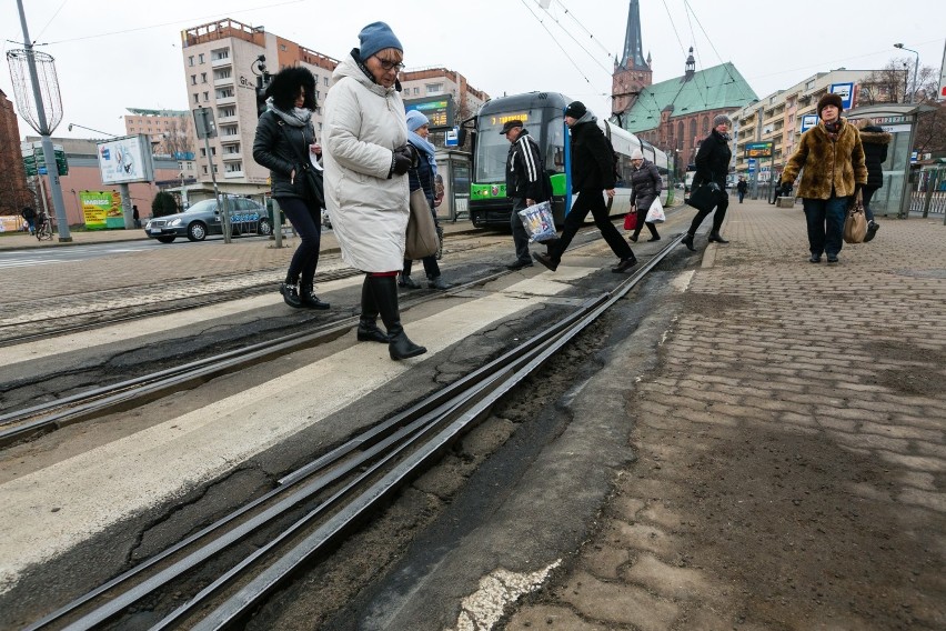 Gdy zapada wieczór, dziur wzdłuż szyn nie sposób dostrzec....