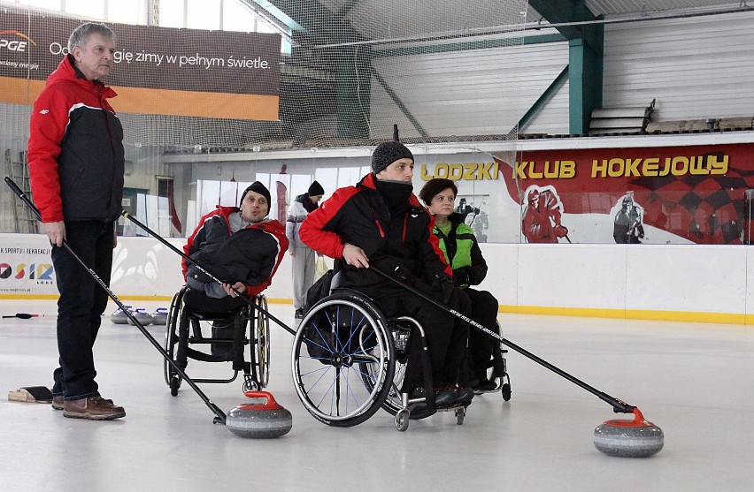 Łódzka drużyna curlingowa na wózkach. Pokaz na lodowisku Retkinia [ZDJĘCIA]