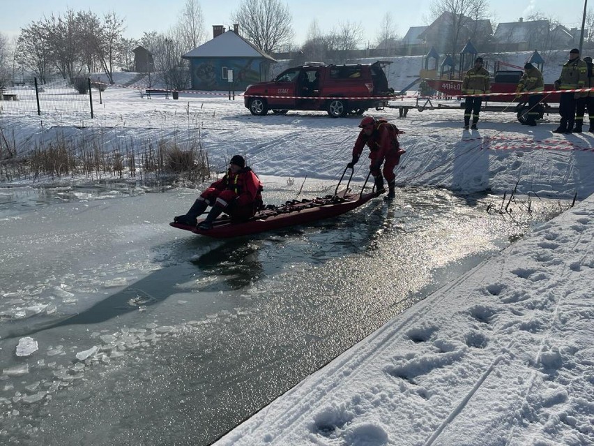 Ćwiczenia z ratownictwa lodowego jasielskich strażaków