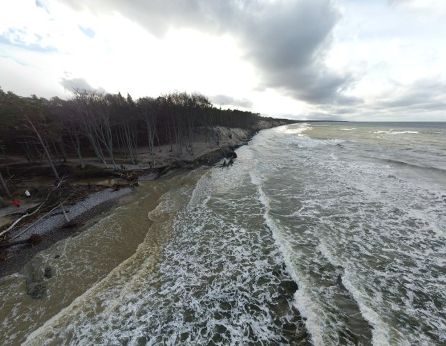 Zniszczony klif w Orzechowie na zdjęciach z drona. Niszczycielska siła Bałtyku dała się we znaki