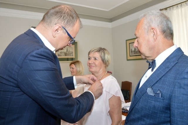 Złote Gody pięciu par z Przemyśla. Medale wręczył prezydent miasta Wojciech Bakun.
