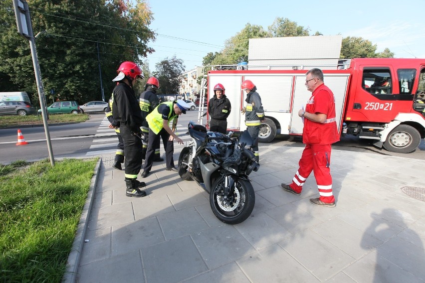 Wypadek Kraków: zderzenie motocyklisty z samochodem na al. Andersa [ZDJĘCIA]