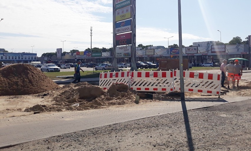 Likwidują wielką dziurę w jezdni przy ulicy Kościuszki w Stargardzie. Samochody niebawem pojadą 