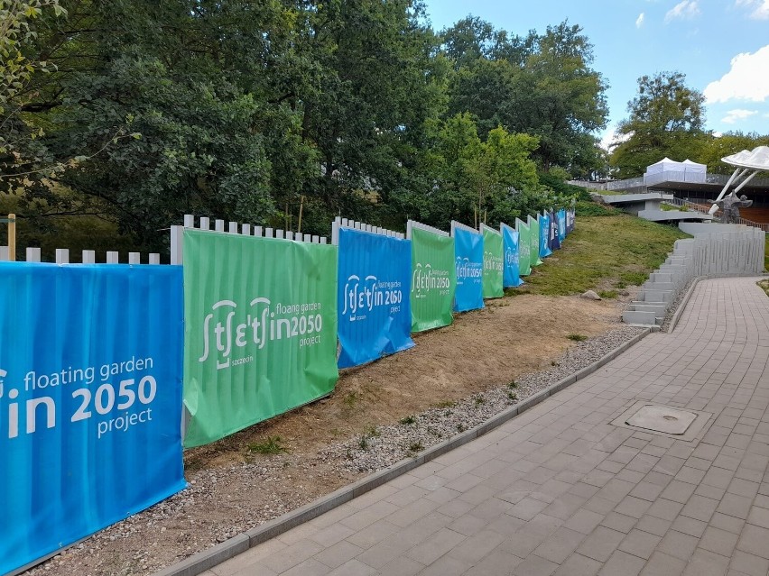Ogrodzenie Teatru Letniego w Szczecinie otoczone banerami. Na jak długo?