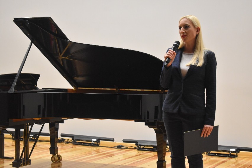 Koncert Muzyki Polskiej, czyli fortepian na cztery ręce. Małgorzata Sajna-Mataczyńska i Marcin Sikorski wystąpili w PSM w Pleszewie