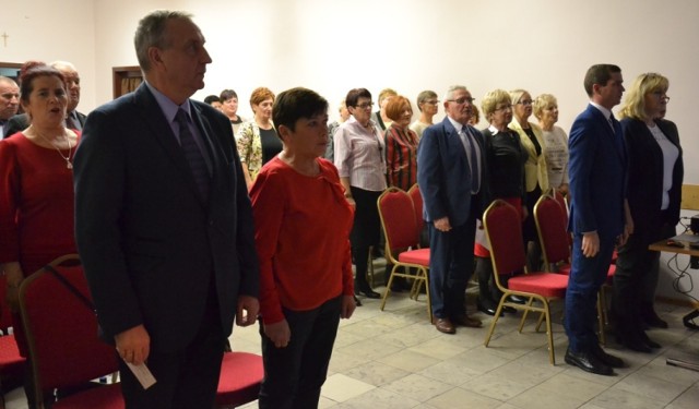 Oddział Kujawsko – Dobrzyńskiego Uniwersytetu Trzeciego Wieku w Dobrzyniu nad Wisłą rozpoczął już piąty rok akademicki. Niedawno odbyła się uroczysta inauguracja, podczas której indeksy otrzymało pięć osób, które zasiliły szeregi studentów „trzeciego wieku”. To Urszula i Zenon Sulkowscy, Kazimierz Cendrowski, Maria Antonowicz i Wanda Tarnicka. Warto podkreślić, że dobrzyński „uniwerek” liczy ich ponad 50. 
Jadwiga Grudzińska, przewodnicząca Rady Słuchaczy, przygotowała prezentację, w której podsumowała miniony rok akademicki. To nie tylko interesujące wykłady, ale także wycieczki i imprezy okolicznościowe. 
- W planach na ten rok akademicki mamy osiem, dziewięć wykładów – mówi Jadwiga Grudzińska. – Poprowadzą je nie tylko wykładowcy z Kujawskiej Szkoły Wyższej we Włocławku, ale również lekarze, prawnicy i psycholodzy. Na pewno zorganizujemy wycieczkę, a teraz przygotowujemy się do andrzejek. Jak co roku będziemy mieć spotkanie wigilijne i imprezę sylwestrową. W czerwcu przyszłego roku czeka nas pięciolecie.
Wykład inauguracyjny wygłosiła dr Maria Palińska z Kujawskiej Szkoły Wyższej we Włocławku. Był on poświęcony skutkom działalności człowieka na środowisko wodne. 

Więcej w „Tygodniku Lipnowskim”.


Flesz - bezpieczne dziecko. To musisz wiedzieć!

