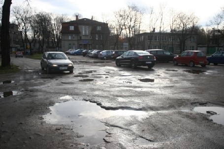 Dziury na parkingu przy Starostwie Powiatowym
