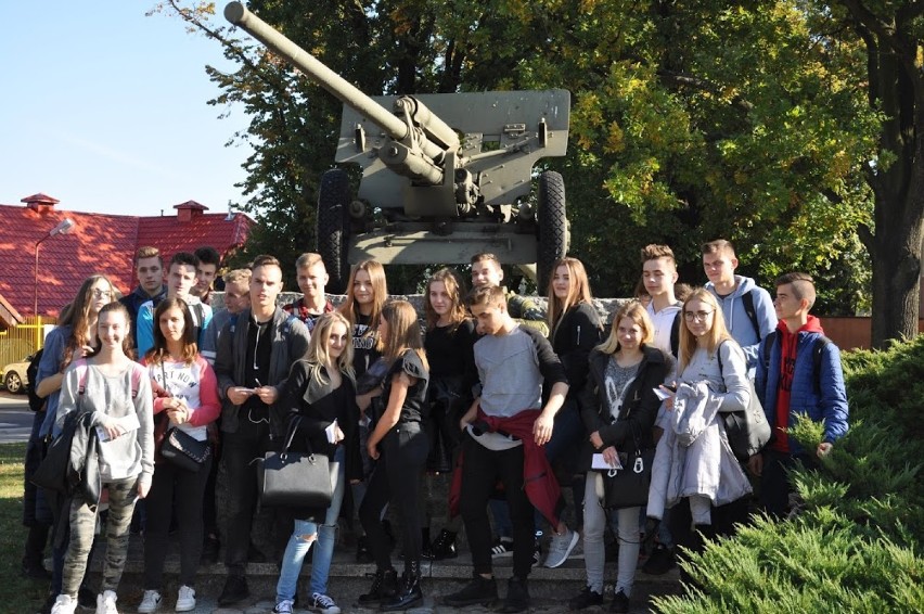 Uczniowie Zespołu Szkół Usługowo - Gospodarczych wzięli udział w Queście śladami Powstania Wielkopolskiego i 70 Pułku Piechoty