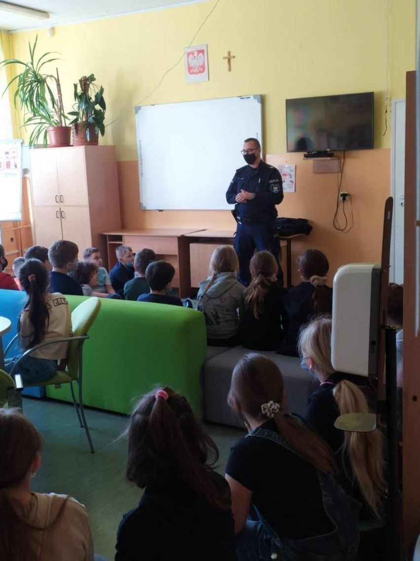 Dzielnicowy z Juraty z wizytą w szkole w Helu - 5 kwietnia 2022