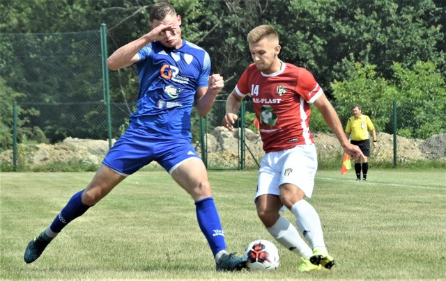 Mateusz Piwowar (z prawej) wiosną nie zagra w barwach Rajska. Wrócił do Górnika Brzeszcze.