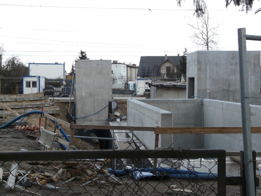 Tak zmienia się dworzec w Pabianicach - widać tunel i windy ZDJĘCIA