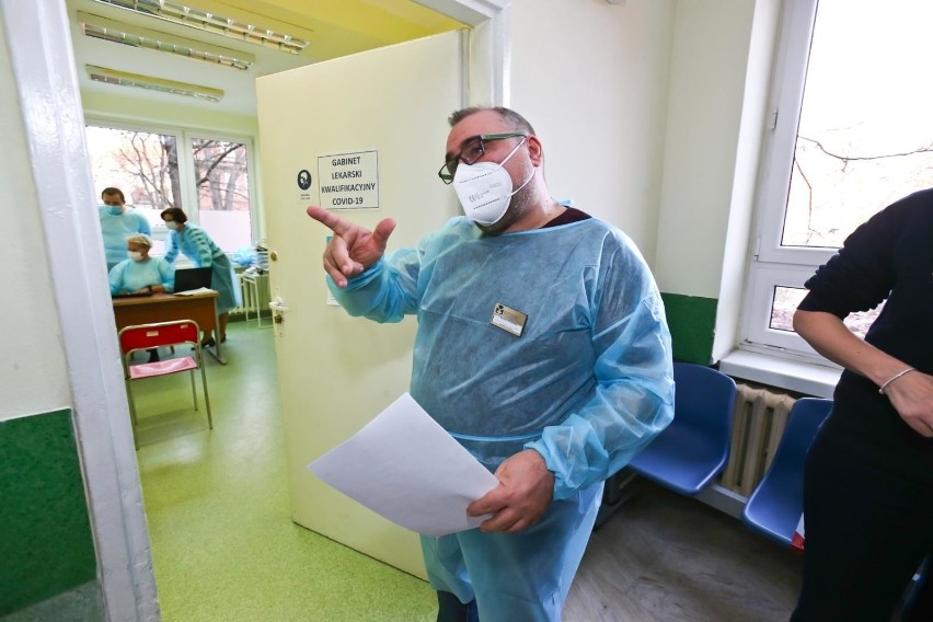 We wrocławskim szpitalu wstrzymano szczepienia przeciwko koronawirusowi (SZCZEGÓŁY)