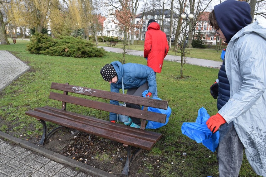 Sprzątają brzegi Trzesiecka w Szczecinku. To syzyfowe prace, ale trzeba je wykonać [zdjęcia]