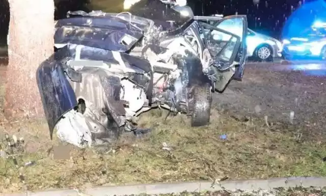 BMW po wypadku na drodze w Czernej