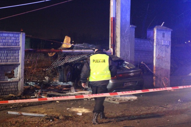 Pościg za BMW zakończył się tragedią. Zginął 41-letni kierowca, dwóch policjantów jest w ciężkim stanie. Auta na sądeckich rejestracjach nie udało się zatrzymać.