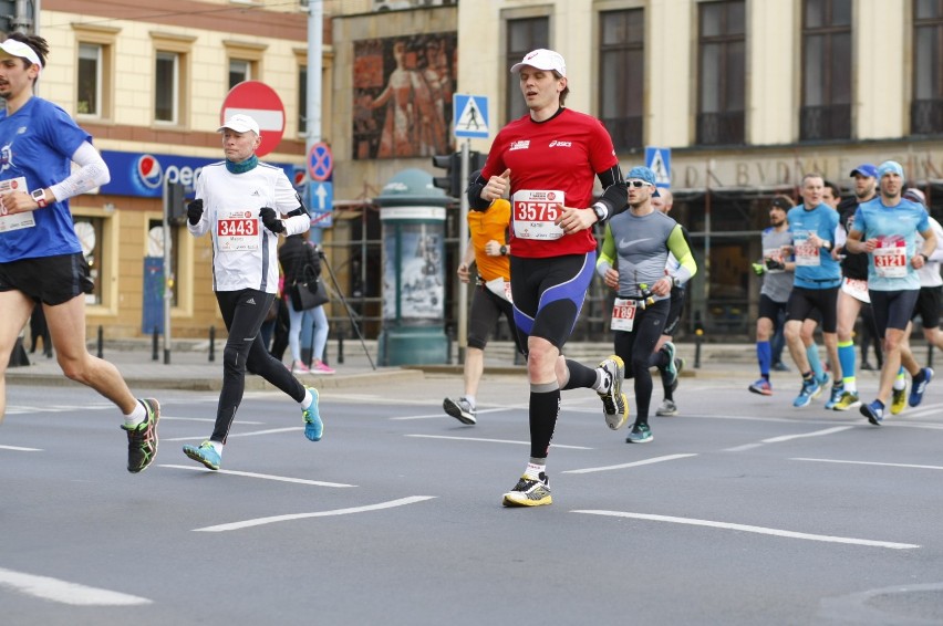 Orlen Warsaw Marathon - tysięce biegaczy na trasie maratonu...